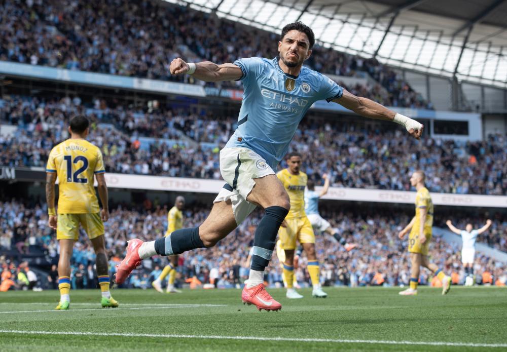 太逗了！哈登走下场准备下班，教练说“你回去”，“欺负打工人啊，哈登走下场准备下班被教练赶回去”.